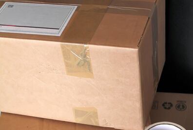 Critican a marca de ropa por enviar barras de dieta en pedidos de tallas grandes