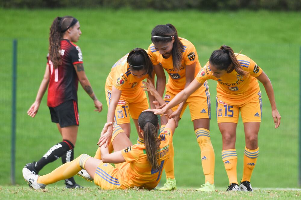 El plantel de Tigres Femenil durante el partido en el que venció a Atlas (Imago7).