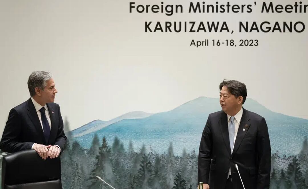 El ministro del Exterior de Japón, Yoshimasa Hayashi, habla con el secretario de EU Antony Blinken al inicio de la primera sesión de trabajo de la reunión de ministros del Exterior del G7. Foto: AP