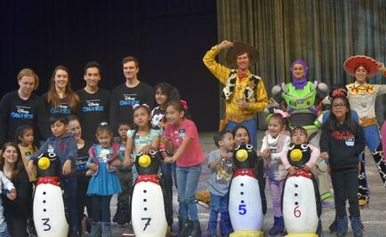 Niños se maravillan en la pista de "Disney On Ice"