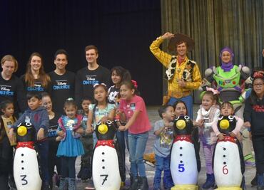 Niños se maravillan en la pista de "Disney On Ice"