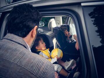 ¿Desde qué edad pueden viajar niños en el asiento delantero del auto?