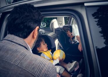 ¿Desde qué edad pueden viajar niños en el asiento delantero del auto?