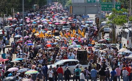 Docentes y organizaciones sociales marchan en Oaxaca