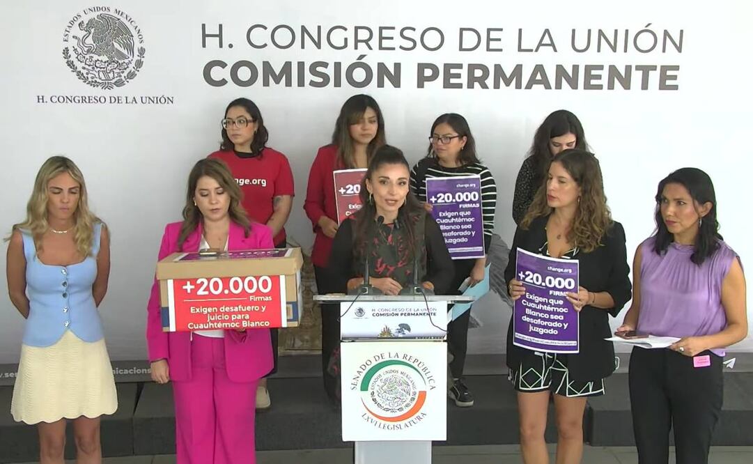 La diputada federal Laura Ballesteros y mujeres activistas de la sociedad civil entregaron a la Mesa Directiva de la Comisión Permanente 23 mil firmas ciudadanas que exigen el desafuero de Cuauhtémoc Blanco. Foto: Especial