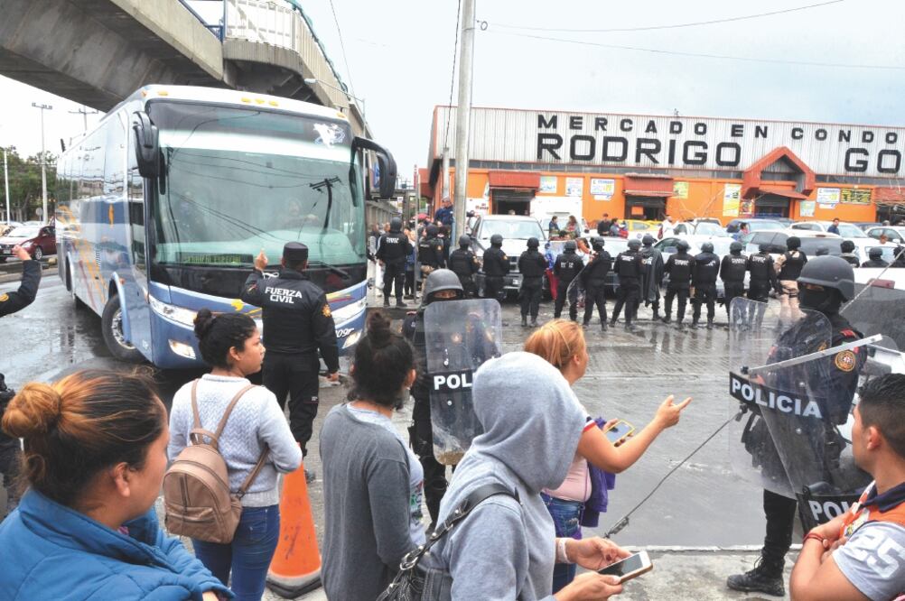 Traslado. En total, 501 presos de penales de NL fueron trasladados a reclusorios de otros estados en el operativo. (ARCHIVO EL UNIVERSAL)