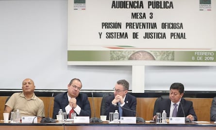 Diputado de Morena pide a compañero invidente leer biografía de ponente