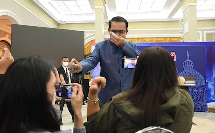 Para evadir preguntas, primer ministro de Tailandia rocía sanitizante a reporteros