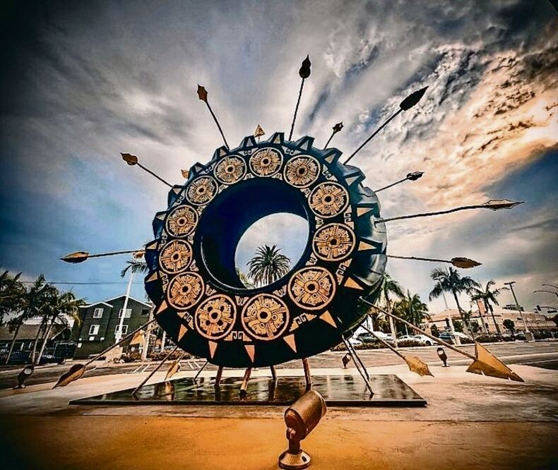 La escultura Malacate de Asfalto es uno de los trabajos recientes de Betsabeé Romero, que deja ver su obra con llantas y materiales reciclados. Foto: Instagram