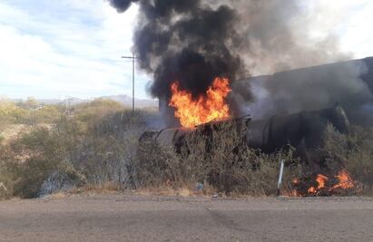 Choque entre pipa con combustible y tren provoca incendio y cierre de la carretera Agua Prieta-Cabullona