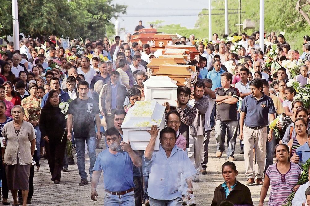 Cientos de personas despidieron ayer a los cinco hombres, cuatro mujeres (una estaba embarazada) y dos niños, quienes fueron asesinados en Coxcatlán el viernes pasado (OMAR CONTRERAS. EL UNIVERSAL)