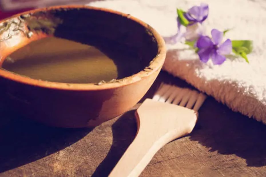 La henna aporta una base rojiza y el índigo neutraliza esos reflejos para oscurecer el cabello. Foto: Unsplash