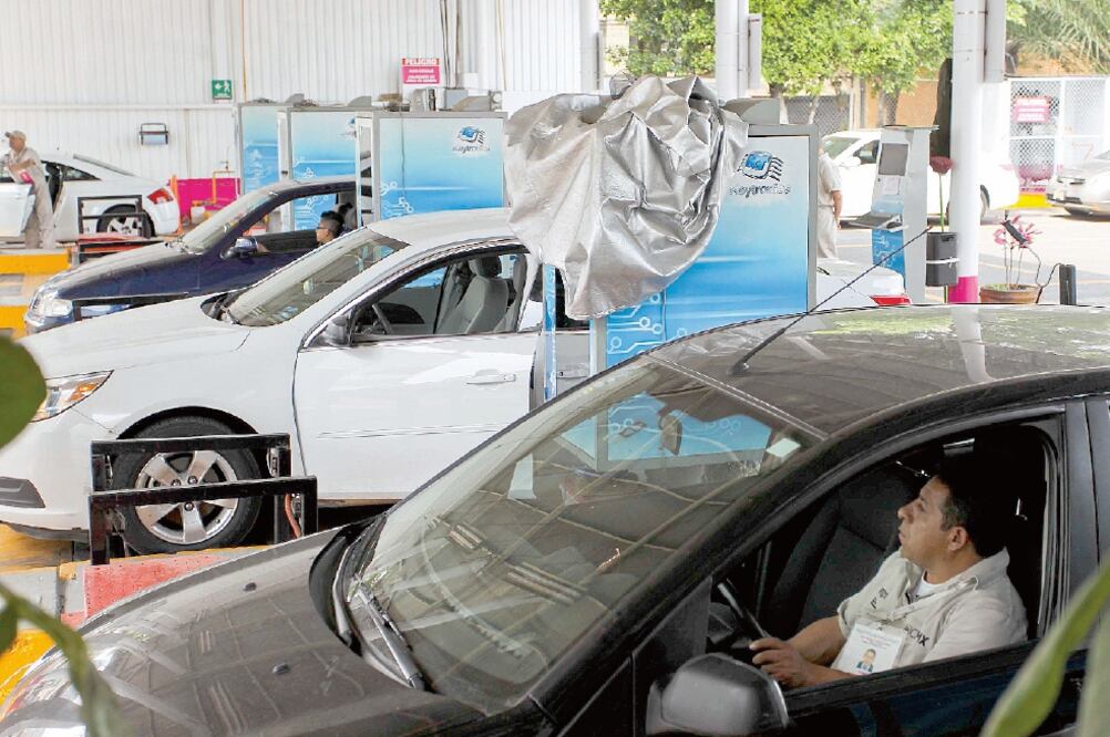 Experto asegura que los verificentros ayudan a la ciudadanía a “brincar” su s carros aunque éstos sean altamente contaminantes (ARCHIVO. EL UNIVERSAL)