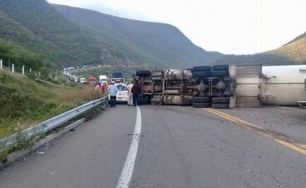 Vuelca pipa con amoniaco en la Autopista Siglo XXI, en Michoacán