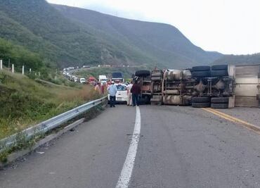 Vuelca pipa con amoniaco en la Autopista Siglo XXI, en Michoacán