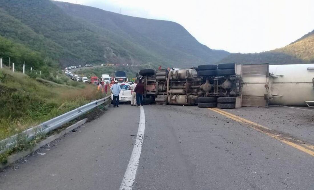 La pipa con amoniaco quedó sobre el asfalto