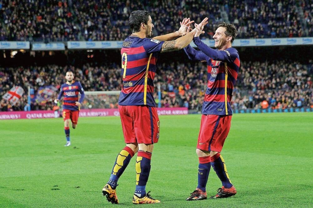 Luis Suárez (izq.) hizo dos tantos en los primeros quince minutos de juego (ALBERTO ESTÉVEZ. EFE)