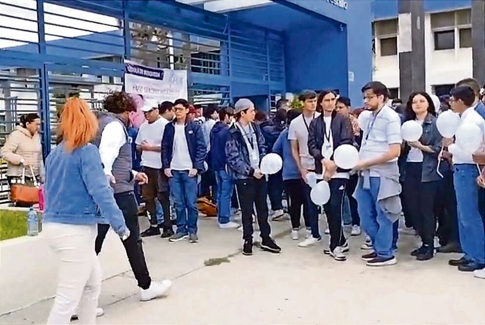 Estudiantes del Tecnológico de Fresnillo se manifestaron con globos blancos por la desaparición de su compañero Hugo Sánchez. Foto: Especial