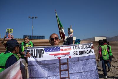 Mexicanos protestan contra Trump frente a prototipos de muro fronterizo