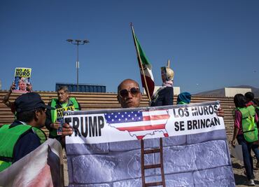 Mexicanos protestan contra Trump frente a prototipos de muro fronterizo