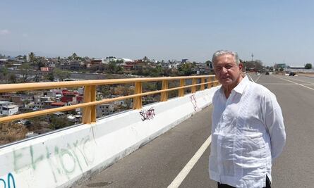 AMLO analiza desarrollo de 2 mil viviendas y dar utilidad a puente Apatlaco