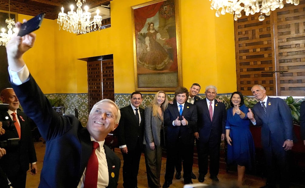 De izquierda a derecha: el presidente de Chile, José Antonio Kast, tomando una fotografía; canciller de Paraguay, Rubén Ramírez Lezcano; la secretaria general de la Presidencia de Argentina, Karina Milei; el presidente de Argentina, Javier Milei; el presidente de Paraguay, Santiago Peña; el presidente de Panamá; José Raúl Mulino; la presidenta electa de Perú, Keiko Fujimori, y el presidente de Honduras, Nasry Asfura. Foto: EFE