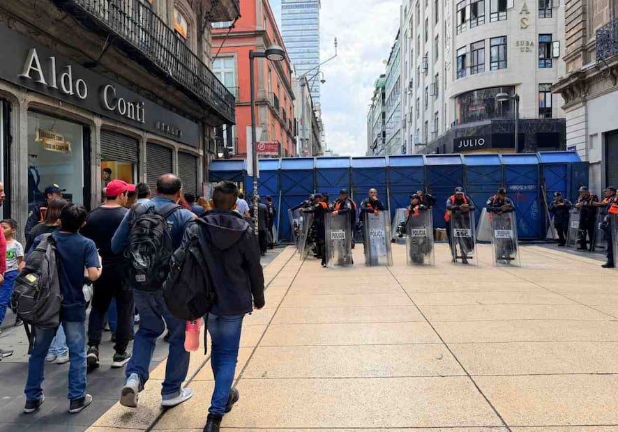 Desde ayer se habilitó esta entrada con un filtro de los elementos de la Secretaría de Seguridad Ciudadana, ante el cerco en las calles aledañas a la Plaza de la Constitución. Foto: Especial