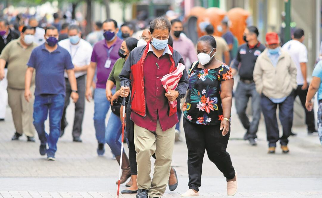 Transeúntes caminan por la Plaza Central, en Tegucigalpa; el país vive mañana elecciones generales. Foto: Gustavo Amador. EFE