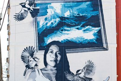 Crean mural de Yalitza; ella disfruta su piñata