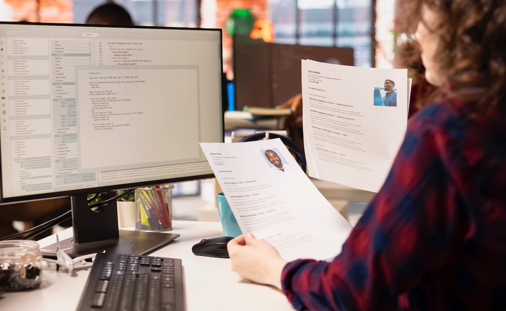 Las empresas también utilizan herramientas de IA con para filtrar los CVs que reciben. Foto: Freepik