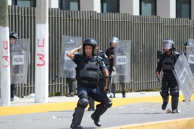 Choque entre normalistas y antimotines dejó dos policías con quemaduras