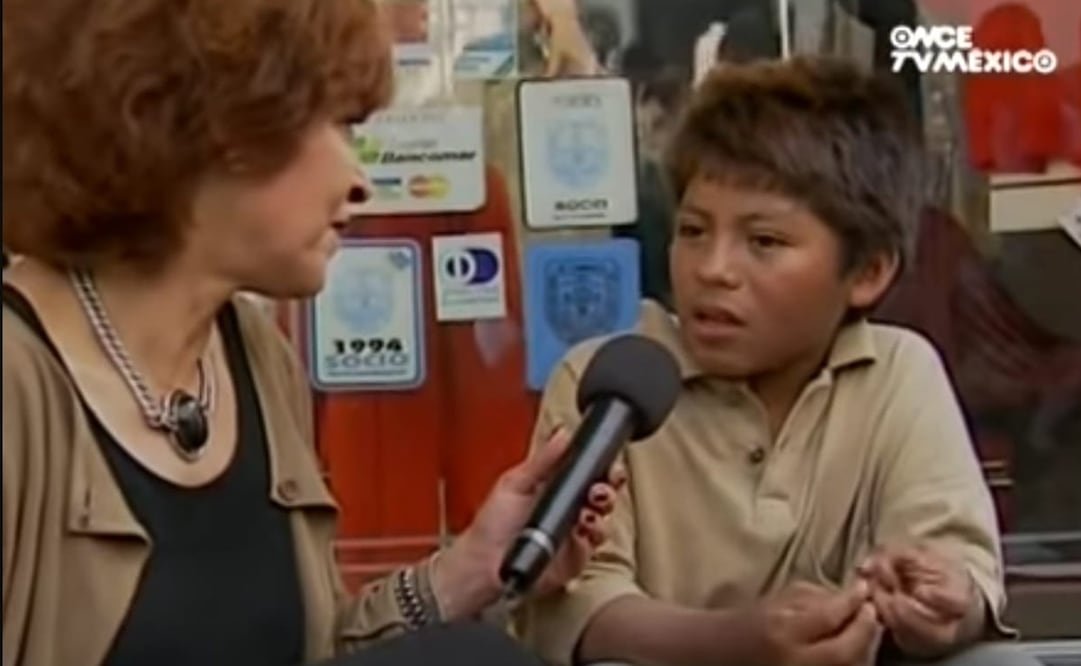 El niño contó que era originario de San Martín Texmelucan, Puebla, y que trabajaba “estacionando coches" en el Zócalo capitalino. Foto: YouTube. Canal Once