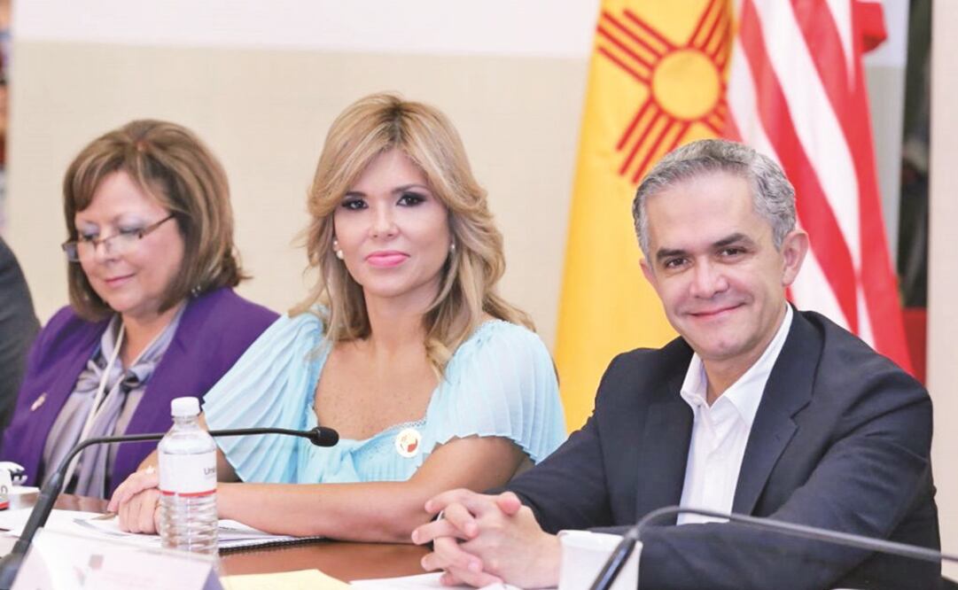 Las gobernadoras de Sonora, Claudia Pavlovich Arellano, y Nuevo México, Susana Martínez, acompañadas del jefe de Gobierno, Miguel Ángel Mancera. FOTO: CORTESÍA