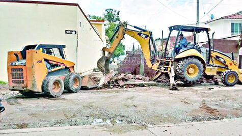 Derriban muro "antirrobos" en León