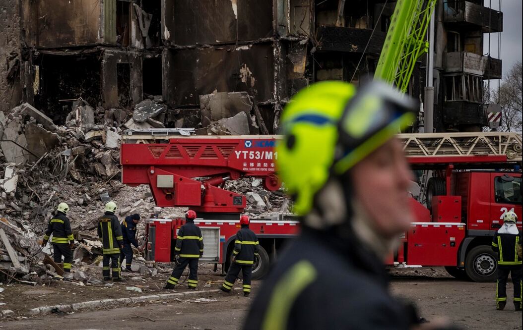 Bomberos escombran un edificio bombardeado en Borodianka, Ucrania. Foto: EFE