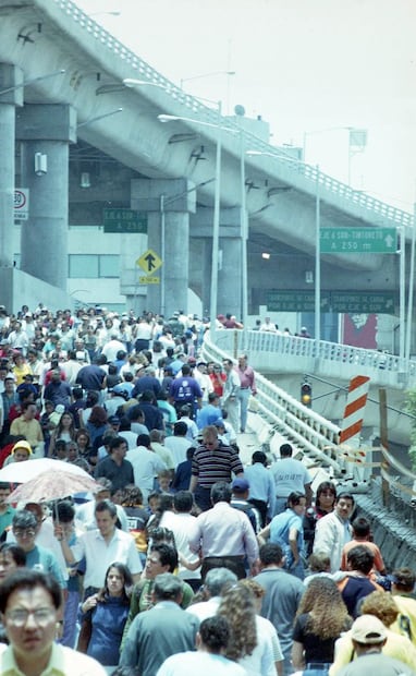 Los visitantes que recorrieron el segundo piso de Periférico a pie se contaron por miles. Fue un domingo en familia inusual que atrajo tanto a vecinos de San Antonio como defeños de Iztapalapa y el Centro Histórico. Jorge Serratos/Archivo EL UNIVERSAL.