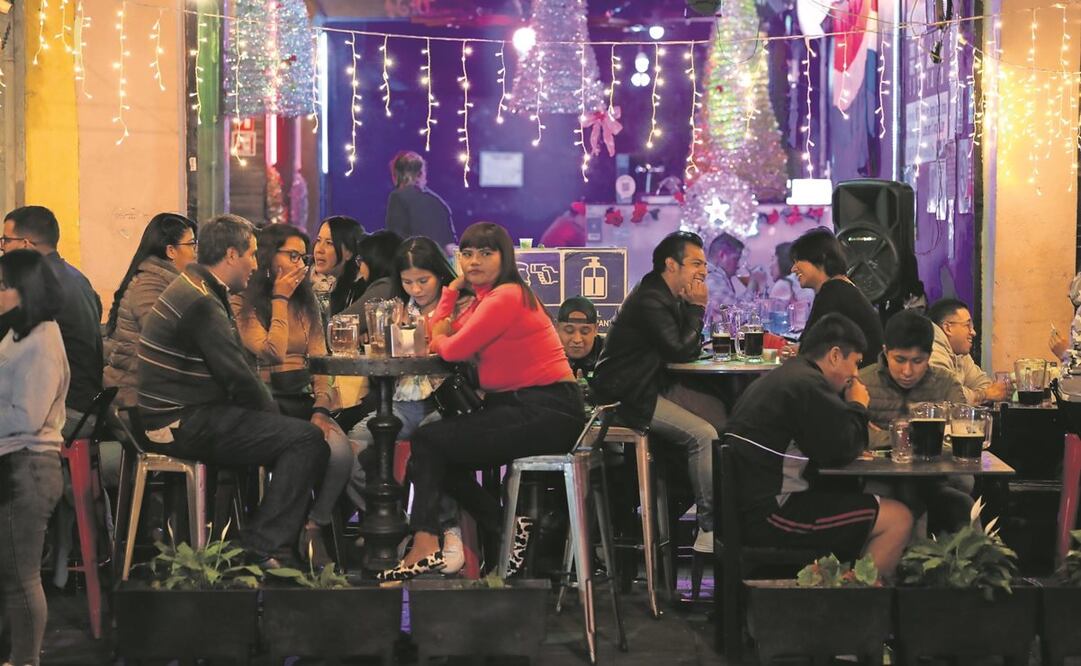 Sin sana distancia, capitalinos se dieron cita en bares y restaurantes en el primer cuadro de la Ciudad durante el viernes y sábado. Foto: JORGE SERRATOS. EL UNIVERSAL