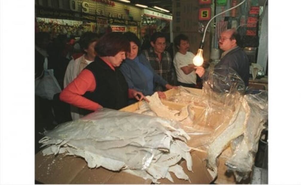 China encuentra muestra viva de coronavirus en embalaje de bacalao congelado