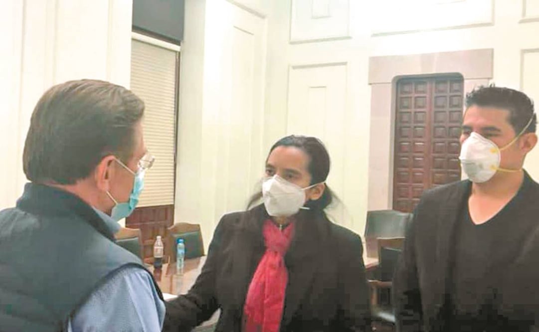 José Rosas Aispuro le prometió a la doctora Azucena revisar su caso. Foto: ESPECIAL