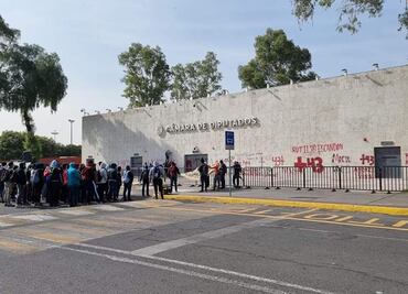 Encapuchados vandalizan acceso de la Cámara de Diputados; se estrenó apenas en febrero