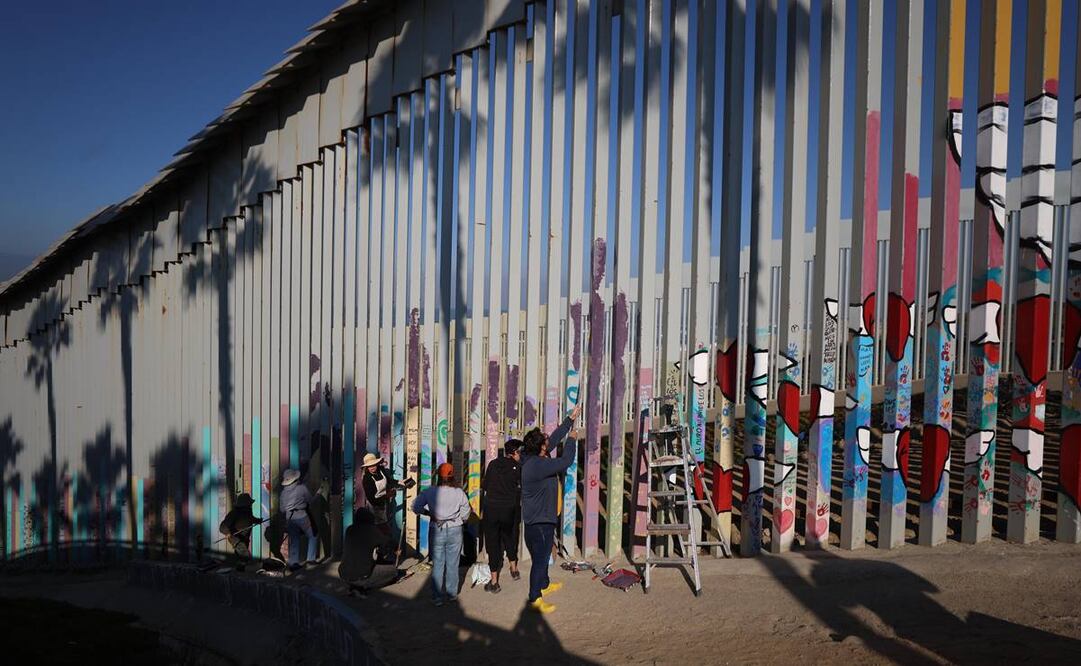 Desde 2016, el "Mural Playas de Tijuana Project" ha intervenido el muro como símbolo de separación, convirtiéndolo en un lienzo para expresar temas relacionados con la migración y sus desafíos. (19/01/25) Foto: Diego Simón/ EL UNIVERSAL