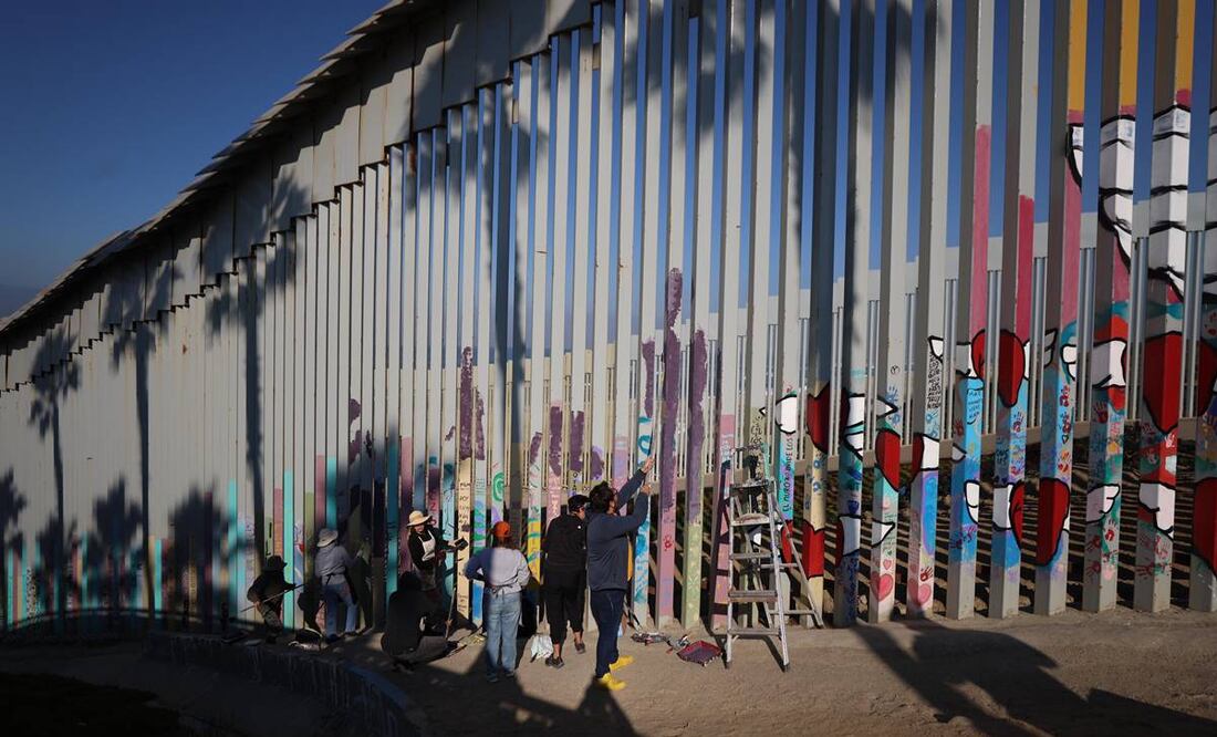 Desde 2016, el "Mural Playas de Tijuana Project" ha intervenido el muro como símbolo de separación, convirtiéndolo en un lienzo para expresar temas relacionados con la migración y sus desafíos. (19/01/25) Foto: Diego Simón/ EL UNIVERSAL