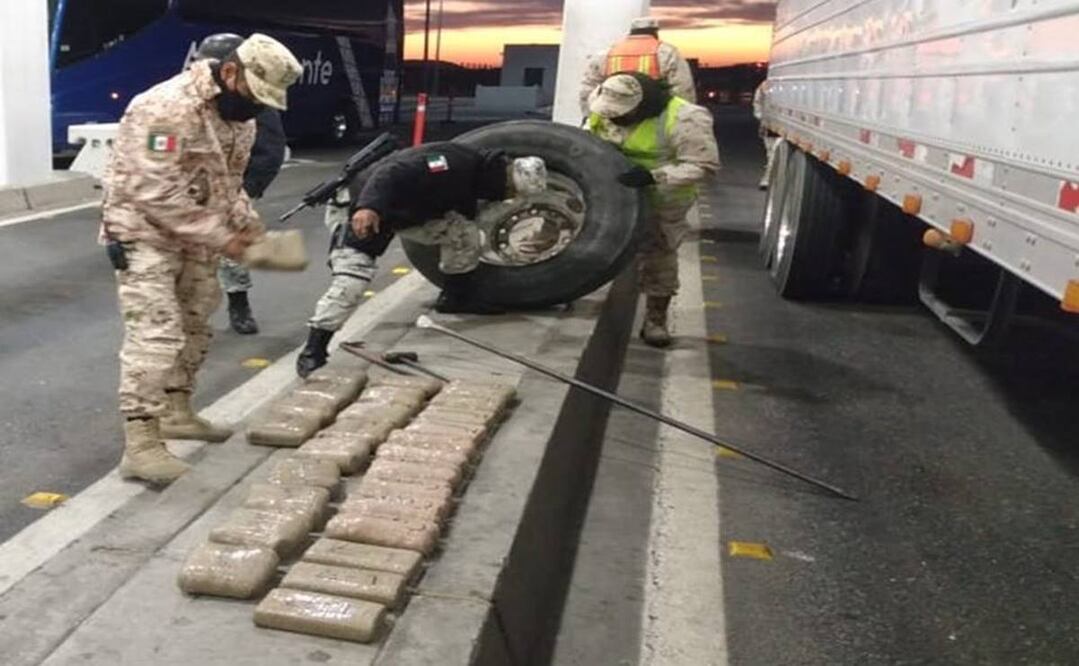Al desmontar los neumáticos señalados, el personal localizó la droga. Foto: Cortesía
