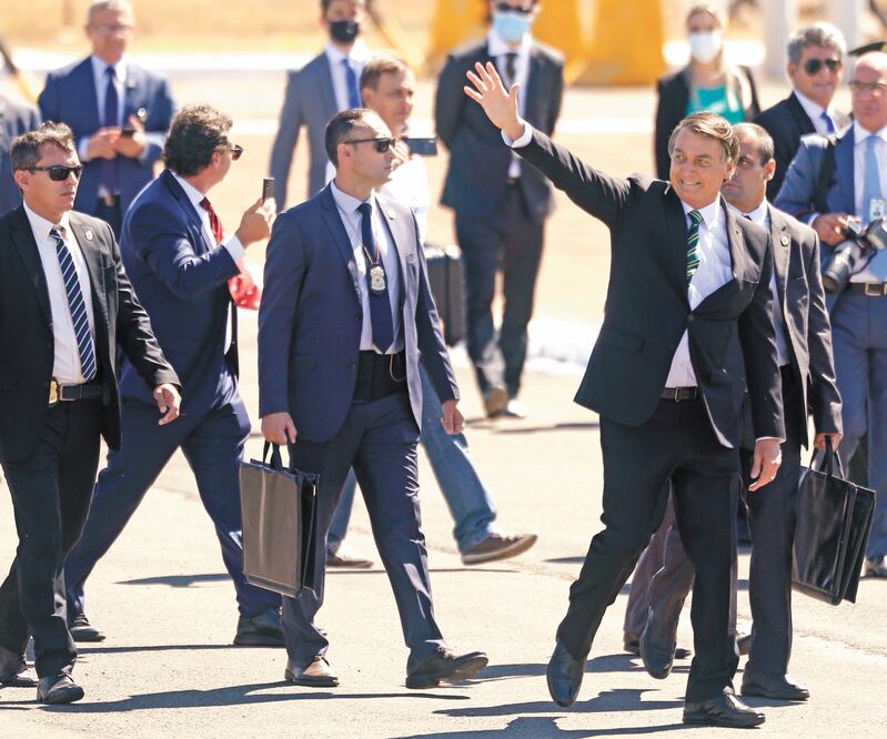 El presidente brasileño, Jair Bolsonaro (al frente), a su llegada a la ceremonia para conmemorar el Día de la Independencia de Brasil, el 7 de septiembre. LUCIO TAVORA. AFP