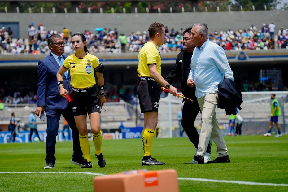 Katia Itzel García expulsa a Sergio Bueno, durante el partido entre Pumas y Mazatlán en el Estadio Olímpico Universitario, correspondiente a la fase regular del Clausura 2026 - Foto: Imago7