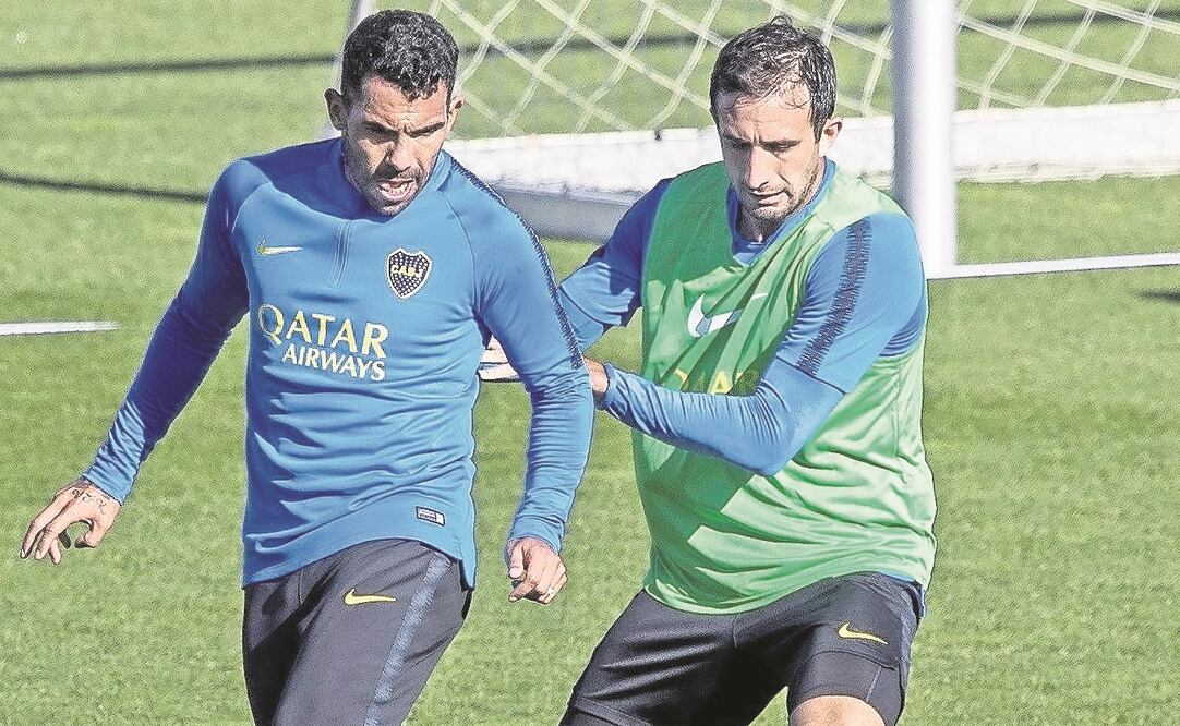 Carlos Tévez y Carlos Izquierdoz entrenan en Madrid (RODRIGO JIMÉNEZ. EFE)