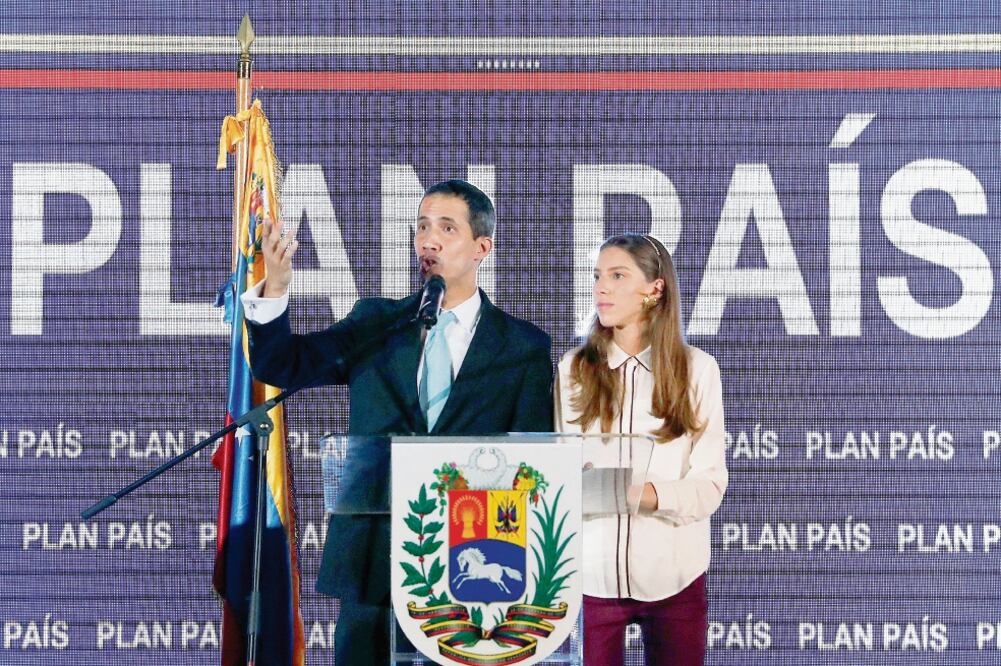 Proyecto. Juan Guaidó, y su esposa Fabiana Rosales, durante la presentación del “Plan País” para Venezuela. Foto: CARLOS GARCÍA RAWLINS. REUTERS