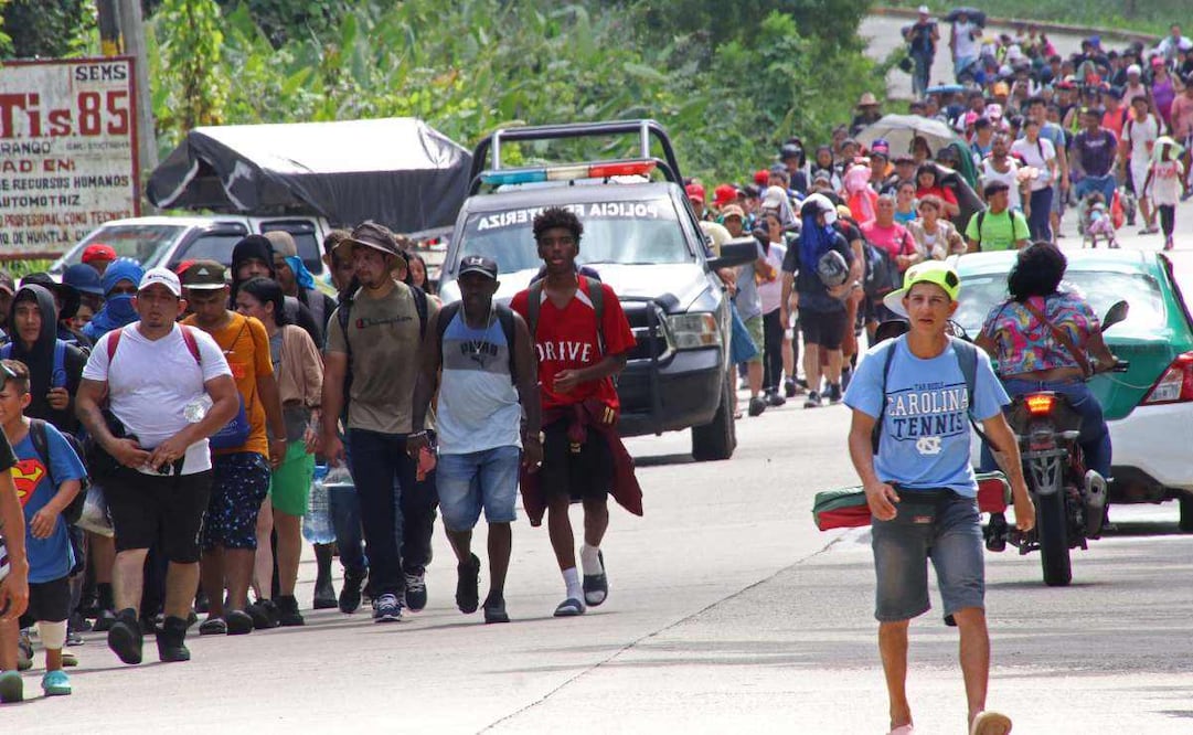 Migrantes caminan en caravana este sábado rumbo a Estados Unidos, en el municipio de Tapachula, en Chiapas (México). Las caravanas de migrantes se multiplican en la frontera sur de México antes de la presidencia de Donald Trump en Estados Unidos, con seis tan solo en las últimas semanas, según documenta Médicos Sin Fronteras (MSF), que advierte de crecientes retos para las personas en tránsito. Foto: EFE