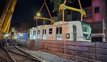 Llegan dos nuevos trenes ligeros a CDMX; suman cuatro de 17 rumbo al Mundial 2026
