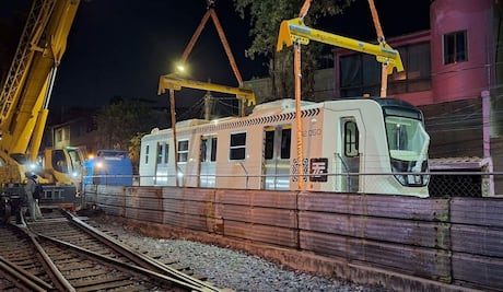 Llegan dos nuevos trenes ligeros a CDMX; suman cuatro de 17 rumbo al Mundial 2026